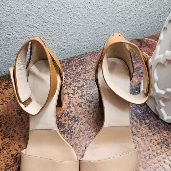 Chloe Sz. 9.5 Stacked-Heel Ankle-Wrap Sandal in Teak/Apricot Quite Luxury - Picture 14 of 17